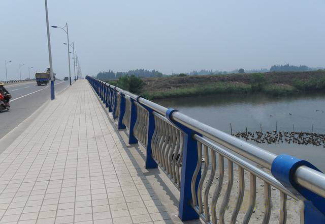 氟碳漆應(yīng)用在護欄